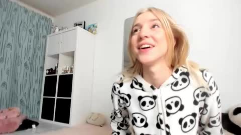 Snapshot of kenziedawton chatting on October 2025 04:27:01 AM Kenzie online show from October 2025 04:27:01 AM