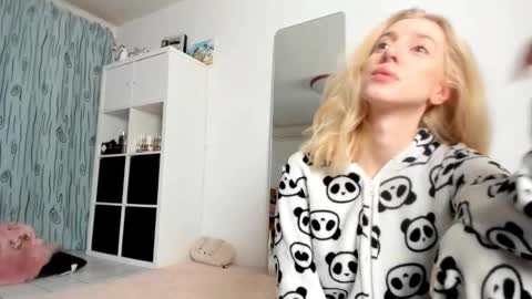 Snapshot of kenziedawton chatting on November 2025 04:37:01 AM Kenzie online show from November 2025 04:37:01 AM