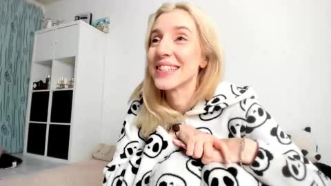 Snapshot of kenziedawton chatting on November 2025 04:46:01 AM Kenzie online show from November 2025 04:46:01 AM