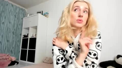 Snapshot of kenziedawton chatting on November 2025 04:56:01 AM Kenzie online show from November 2025 04:56:01 AM