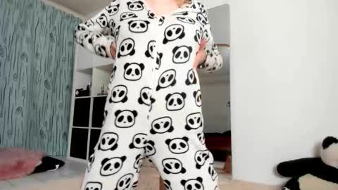 Kenzie online show from November 2025 04:22:01 AM