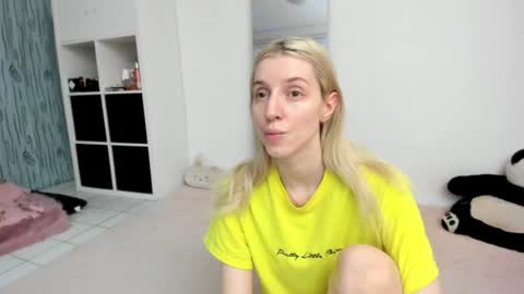 Snapshot of kenziedawton chatting on July 2026 01:40:01 PM Kenzie online show from July 2026 01:40:01 PM