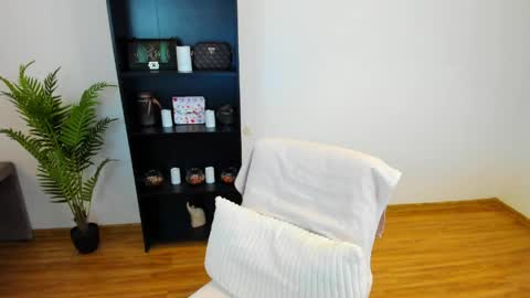 Khloe online show from March 2026 01:22:01 PM