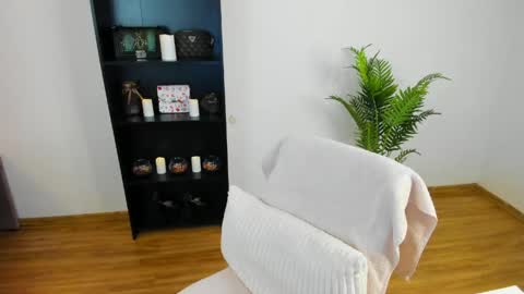 Khloe online show from April 2026 04:49:01 PM