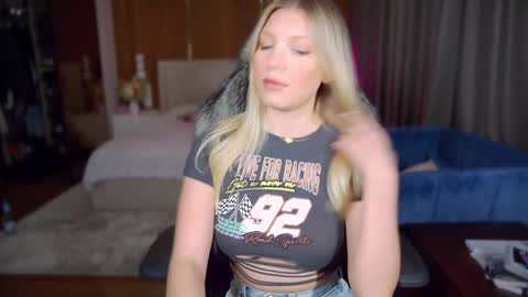 Snapshot of killer__tits chatting on January 2026 09:29:01 PM Killer Tits online show from January 2026 09:29:01 PM