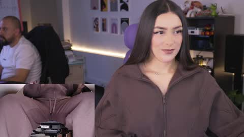 Kimberly 1200-1900 GMT-5 online show from May 2026 08:39:01 PM