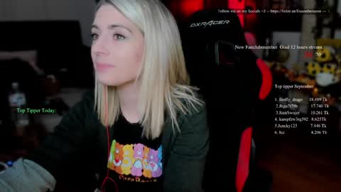 Snapshot of kimilee22 chatting on October 2025 07:20:02 PM Wolfs Girl online show from October 2025 07:20:02 PM