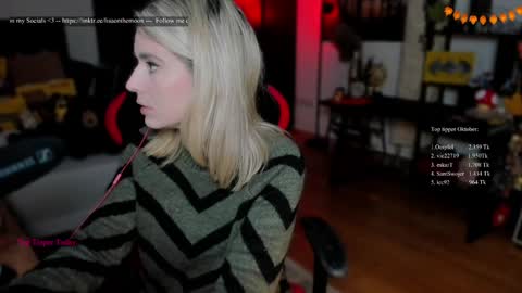 Snapshot of kimilee22 chatting on October 2025 07:22:01 PM Wolfs Girl online show from October 2025 07:22:01 PM