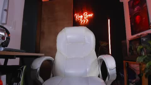 Snapshot of kingbear777 chatting on June 2026 04:40:01 AM King Bear online show from June 2026 04:40:01 AM