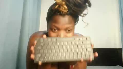 Snapshot of kinky_lola1 chatting on November 2025 09:21:01 AM Lola online show from November 2025 09:21:01 AM