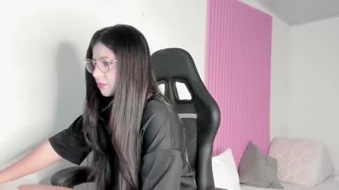 Snapshot of kinky_yeyns chatting on December 2025 01:11:01 AM kinky yeyns online show from December 2025 01:11:01 AM