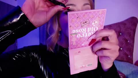 Snapshot of kinkydoll_ chatting on December 2024 08:27:01 PM Sara online show from December 2024 08:27:01 PM