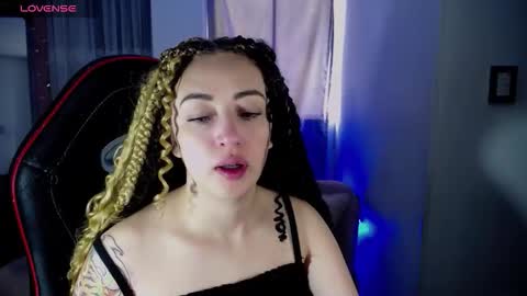 Snapshot of kinkydoll_ chatting on November 2025 05:33:01 PM Sara online show from November 2025 05:33:01 PM