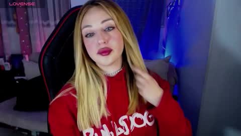 Snapshot of kinkydoll_ chatting on December 2025 11:02:01 PM Sara online show from December 2025 11:02:01 PM