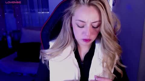 Snapshot of kinkydoll_ chatting on February 2026 07:40:01 PM Sara online show from February 2026 07:40:01 PM