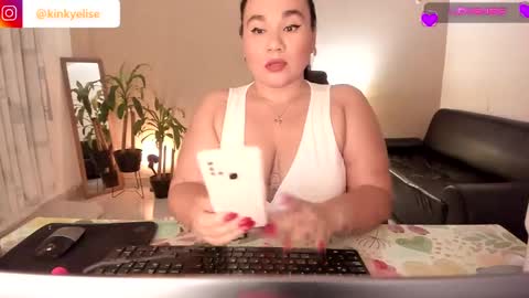 Snapshot of kinkyelise chatting on December 2024 07:39:02 AM Jenny online show from December 2024 07:39:02 AM