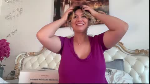 KiraDivine online show from October 2025 12:16:01 PM