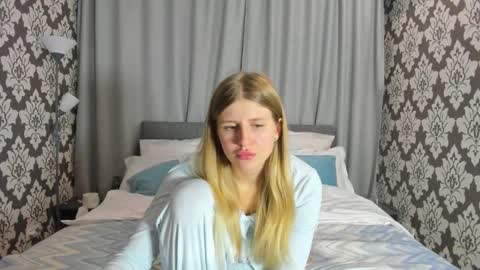 Kira online show from October 2025 06:49:02 PM