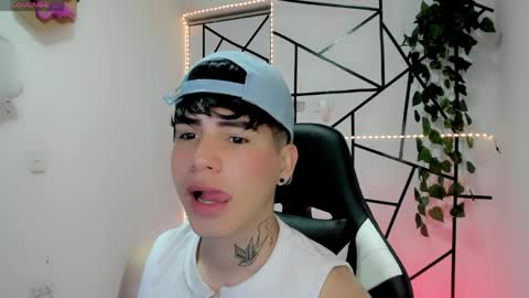 kiss_whitee online show from May 2026 04:40:01 AM