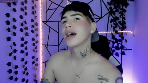 kiss_whitee online show from May 2026 12:38:01 AM