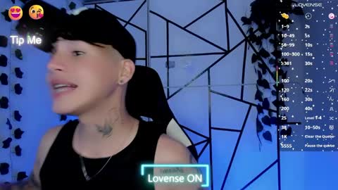 kiss_whitee online show from May 2026 06:32:01 AM