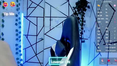 kiss_whitee online show from June 2026 12:34:02 AM