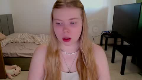 Snapshot of kitten_jenny01 chatting on June 2026 03:55:01 PM Jennyblonde and Emmabrunette online show from June 2026 03:55:01 PM