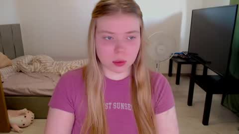 Snapshot of kitten_jenny01 chatting on June 2026 03:44:02 PM Jennyblonde and Emmabrunette online show from June 2026 03:44:02 PM