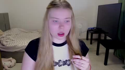 Snapshot of kitten_jenny01 chatting on June 2026 04:05:01 PM Jennyblonde and Emmabrunette online show from June 2026 04:05:01 PM