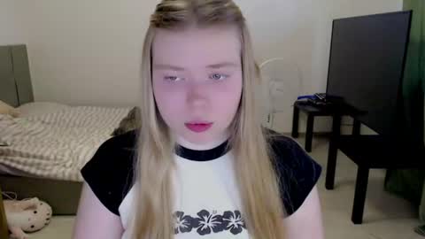 Snapshot of kitten_jenny01 chatting on June 2026 04:53:01 PM Jennyblonde and Emmabrunette online show from June 2026 04:53:01 PM