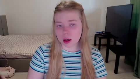 Snapshot of kitten_jenny01 chatting on June 2026 04:09:02 PM Jennyblonde and Emmabrunette online show from June 2026 04:09:02 PM