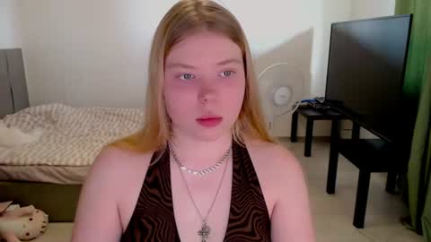 Snapshot of kitten_jenny01 chatting on July 2026 01:48:01 PM Jennyblonde and Emmabrunette online show from July 2026 01:48:01 PM