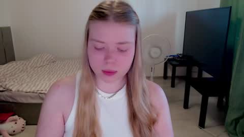 Snapshot of kitten_jenny01 chatting on July 2026 03:43:01 PM Jennyblonde and Emmabrunette online show from July 2026 03:43:01 PM