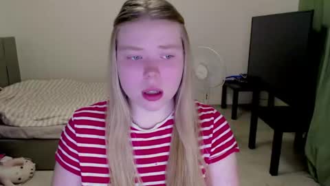 Snapshot of kitten_jenny01 chatting on July 2026 07:32:01 PM Jennyblonde and Emmabrunette online show from July 2026 07:32:01 PM