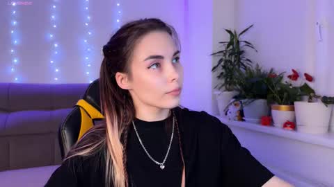 Snapshot of kittie_bear chatting on September 2025 11:42:01 PM Veronica online show from September 2025 11:42:01 PM