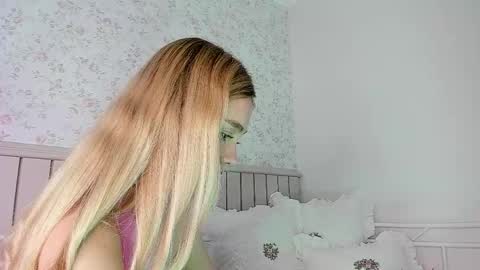 Snapshot of kitty__sophie chatting on April 2026 07:00:01 PM sophie online show from April 2026 07:00:01 PM