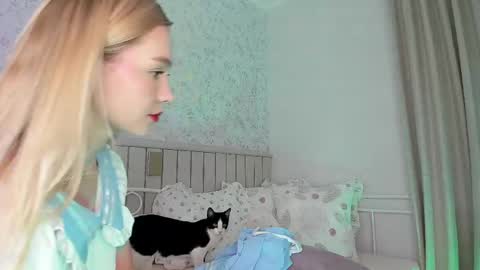 Snapshot of kitty__sophie chatting on April 2026 06:23:01 PM sophie online show from April 2026 06:23:01 PM