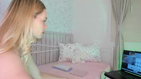 Snapshot of kitty__sophie chatting on May 2026 05:07:01 PM sophie online show from May 2026 05:07:01 PM