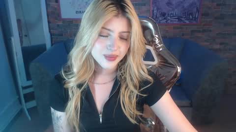 Snapshot of kitty_fox_b chatting on December 2024 06:58:02 PM kitty_fox_b online show from December 2024 06:58:02 PM