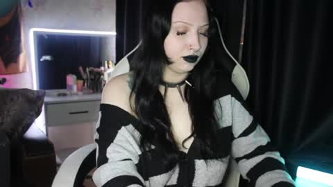 Snapshot of kitty_goth chatting on June 2026 10:13:02 PM Hey Im Ellie if you like me and like my show give me a thumbs up hehe online show from June 2026 10:13:02 PM