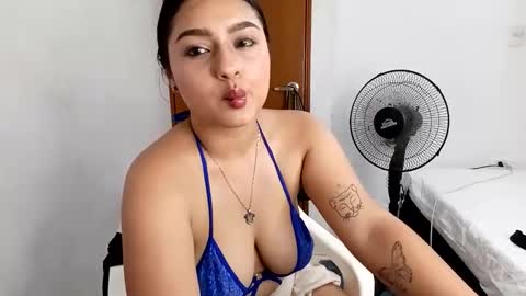 Snapshot of kitty_hottt_ chatting on October 2025 10:43:02 PM giss online show from October 2025 10:43:02 PM