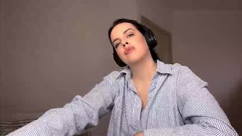 Snapshot of kizzymelonson chatting on November 2025 10:45:02 AM Emma online show from November 2025 10:45:02 AM