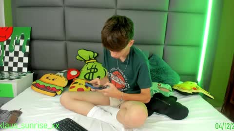 Snapshot of klaus_sunrise_xx chatting on December 2024 10:35:02 AM KLAUS online show from December 2024 10:35:02 AM