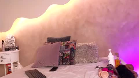 Snapshot of kloee_12 chatting on November 2025 07:36:02 PM K L O E online show from November 2025 07:36:02 PM