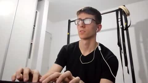 Facu online show from December 2025 08:22:01 AM