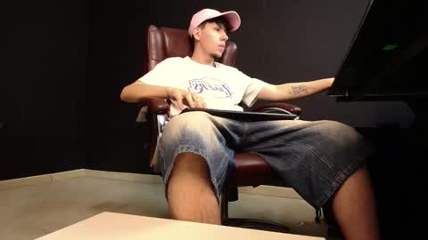 Snapshot of krewvaughn chatting on October 2025 10:18:01 AM KrewVaughn online show from October 2025 10:18:01 AM