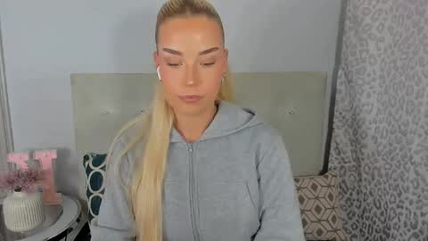 Snapshot of kristyflowers chatting on May 2026 02:34:01 PM KristyFlowers online show from May 2026 02:34:01 PM