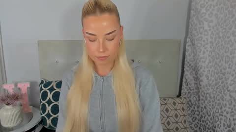 Snapshot of kristyflowers chatting on May 2026 04:04:02 PM KristyFlowers online show from May 2026 04:04:02 PM