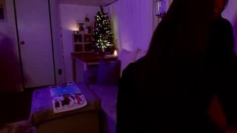 Snapshot of l_and_elle chatting on December 2024 04:34:02 AM Giselle online show from December 2024 04:34:02 AM