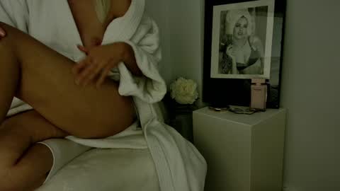 Snapshot of l_blond chatting on December 2024 06:41:01 PM Sara Bella online show from December 2024 06:41:01 PM